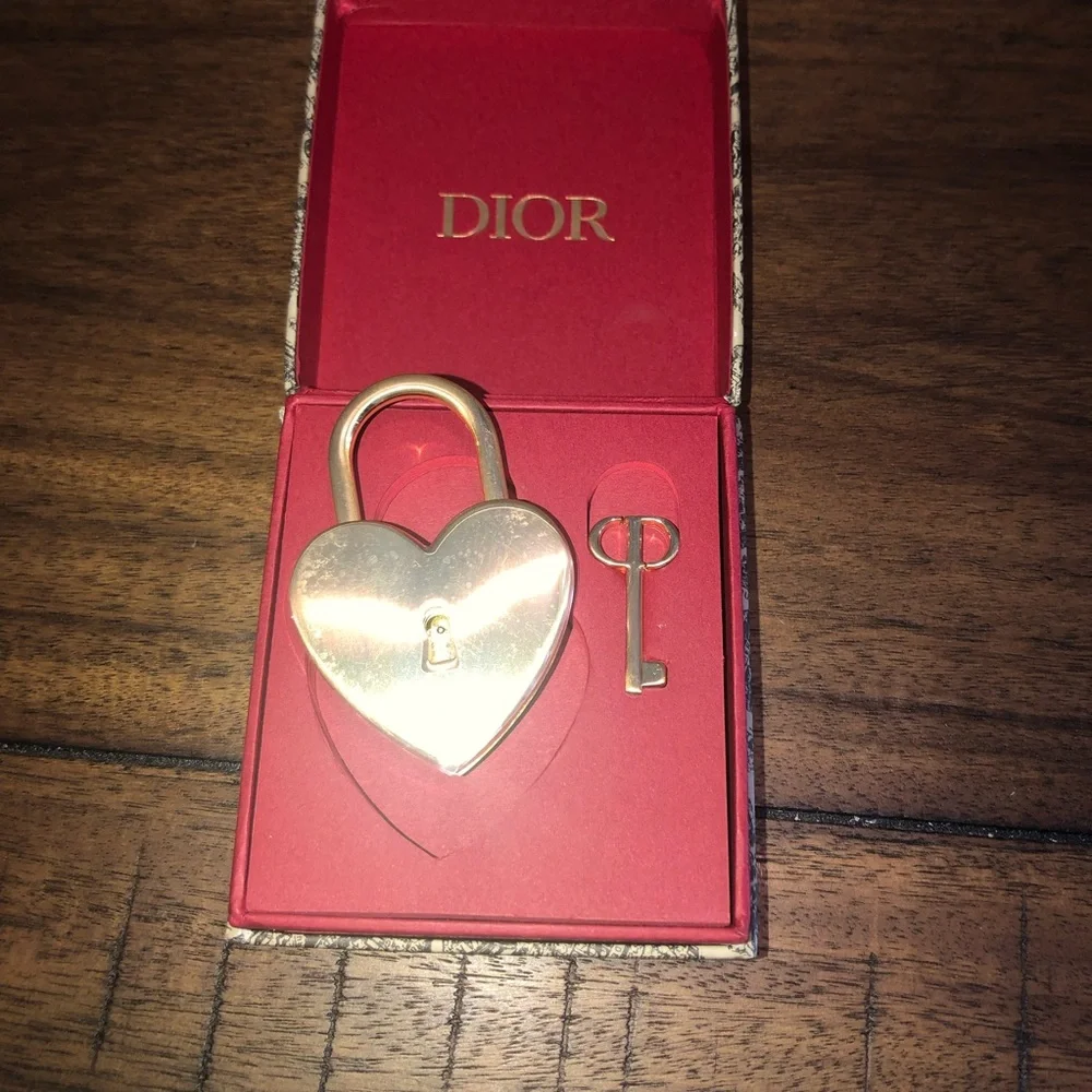 Dior Heart Padlock & Key W/Box 2023 Valentine Limited Novelty - Picture 4 of 7